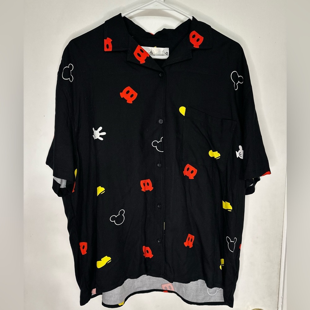 NWT Men’s Disney button down shirt
